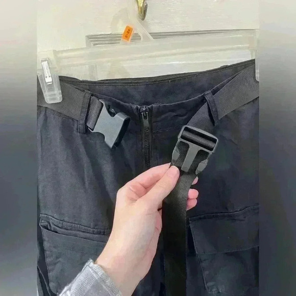 Cargo‎ style pants with pockets and buckle belt size small in black - Picture 8 of 8